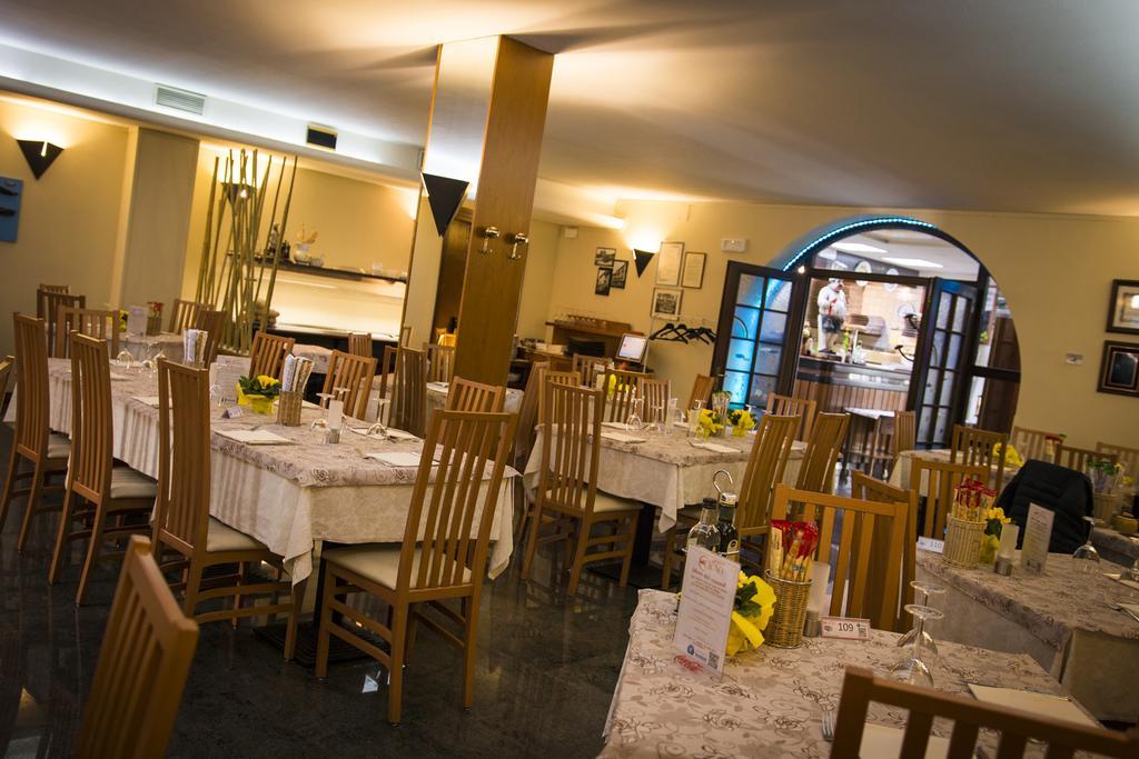 Hotel Ristorante Cigno - Camere And Aparthotel ラティザーナ エクステリア 写真