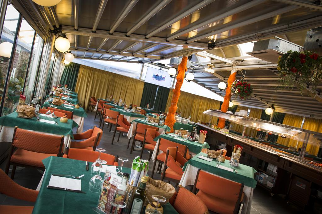 Hotel Ristorante Cigno - Camere And Aparthotel ラティザーナ エクステリア 写真