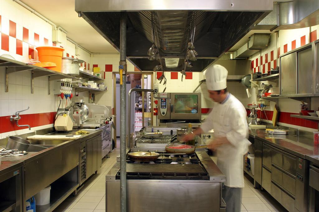 Hotel Ristorante Cigno - Camere And Aparthotel ラティザーナ エクステリア 写真