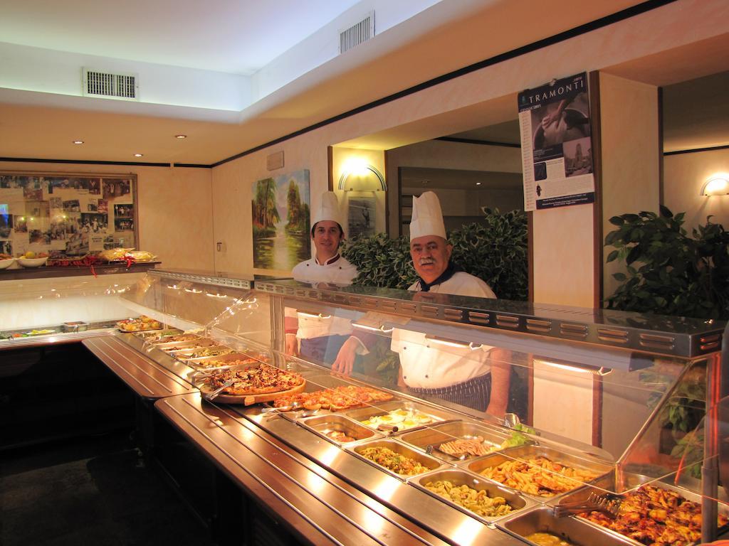Hotel Ristorante Cigno - Camere And Aparthotel ラティザーナ エクステリア 写真