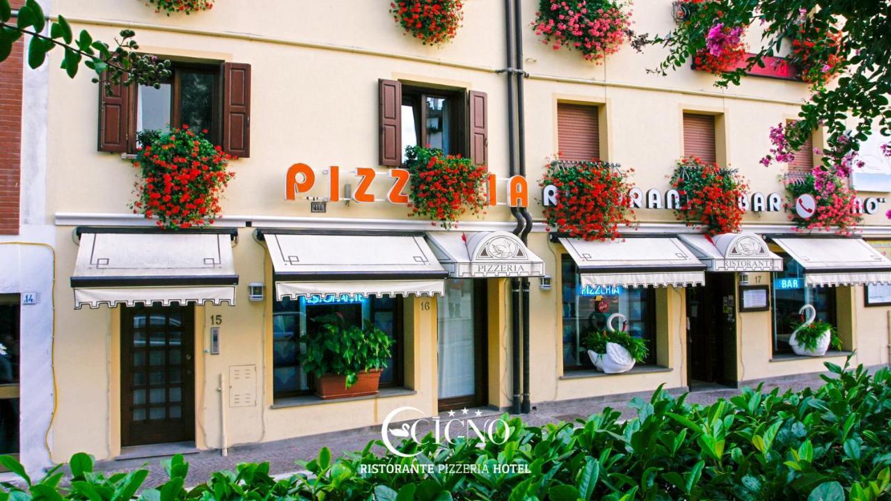 Hotel Ristorante Cigno - Camere And Aparthotel ラティザーナ エクステリア 写真