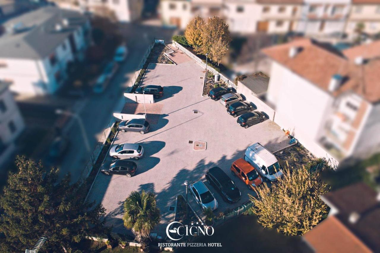 Hotel Ristorante Cigno - Camere And Aparthotel ラティザーナ エクステリア 写真